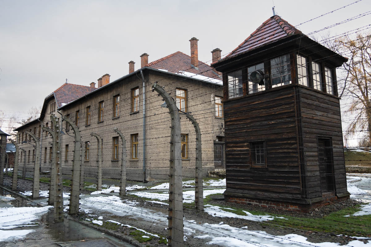 Tour de commandement le long d'une allée au camps Auschwitz I