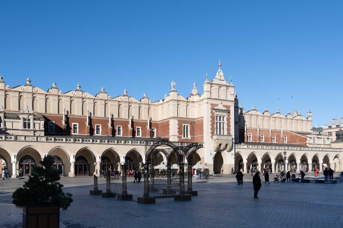 Place Rynek Główny avec les halles aux draps en arrière plan à Cracovie