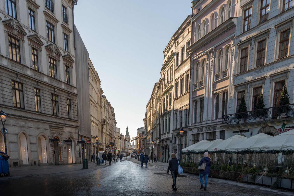 Rue dans la veille ville de Cracovie